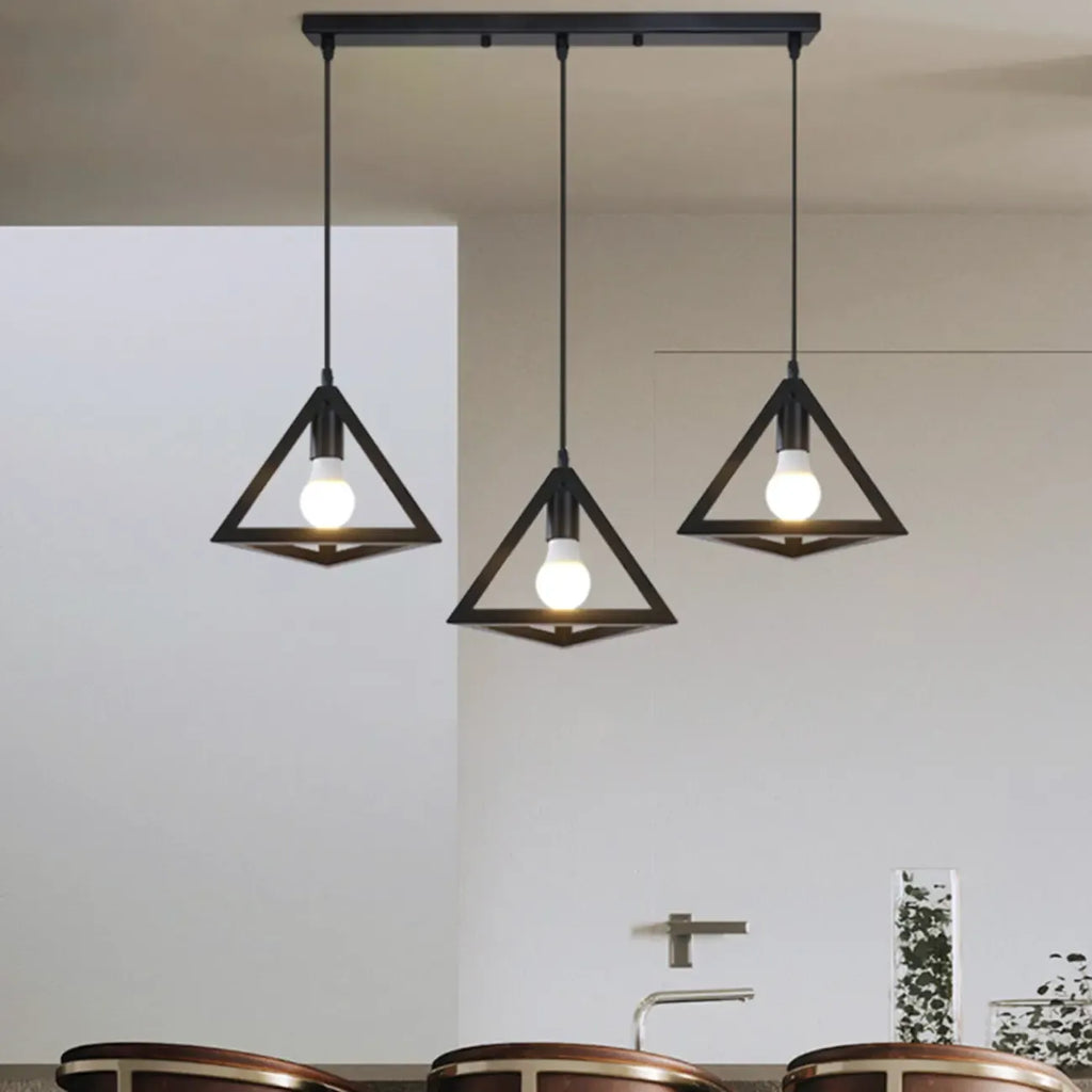 Suspension triangulaire industrielle en métal noir pour îlot de cuisine