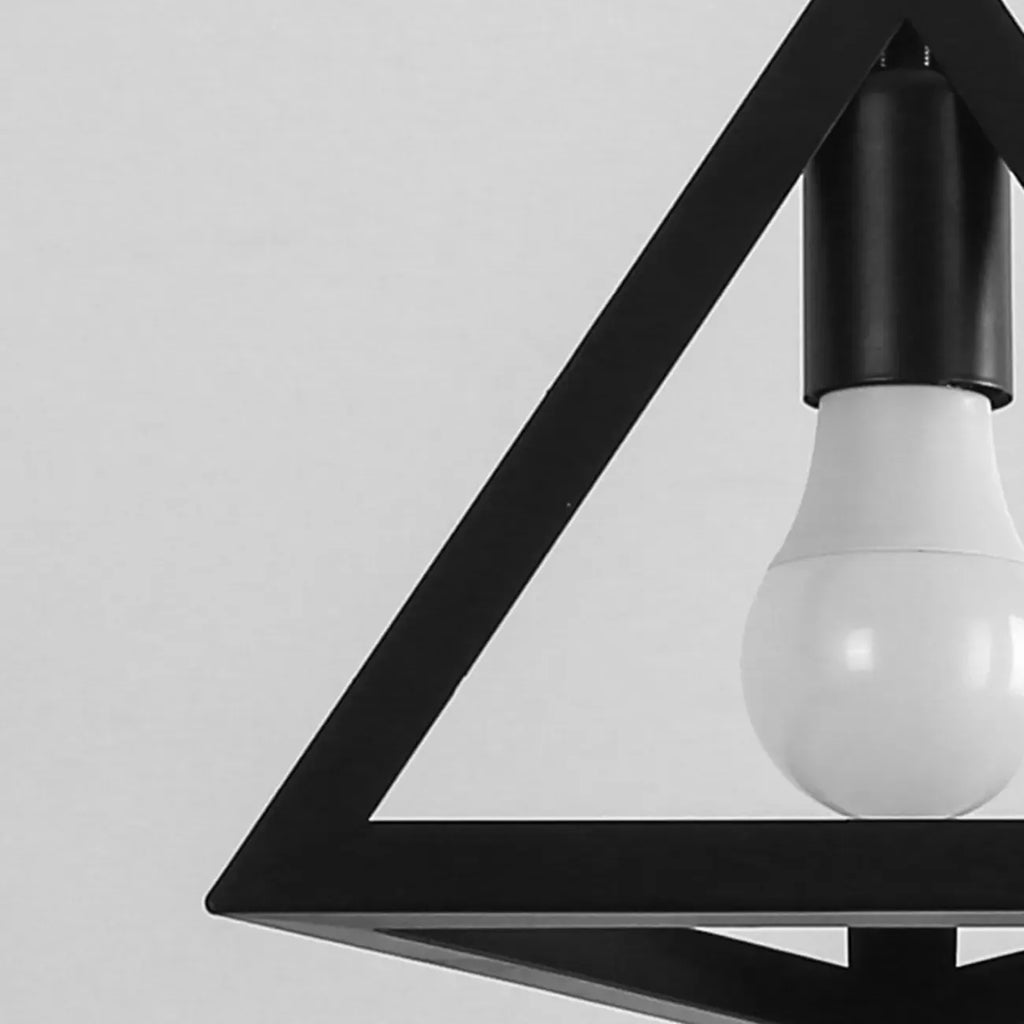 Suspension triangulaire industrielle en métal noir pour îlot de cuisine