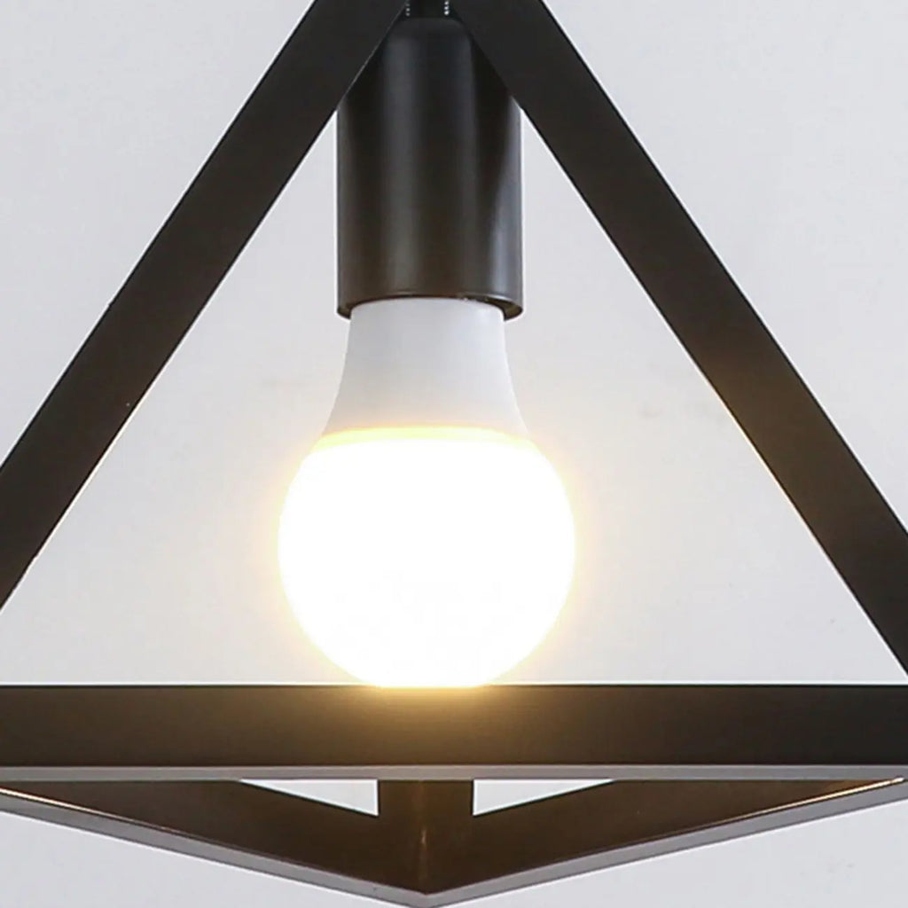 Suspension triangulaire industrielle en métal noir pour îlot de cuisine