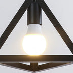 Suspension triangulaire industrielle en métal noir pour îlot de cuisine
