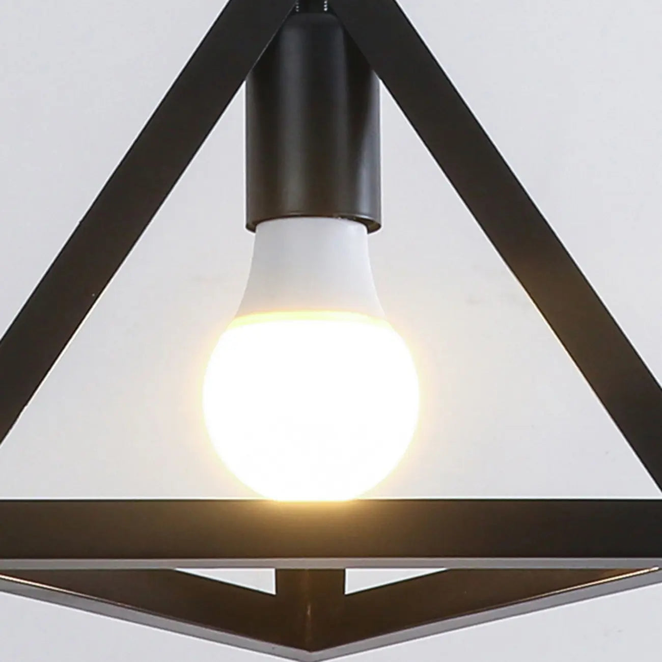 Suspension triangulaire industrielle en métal noir pour îlot de cuisine