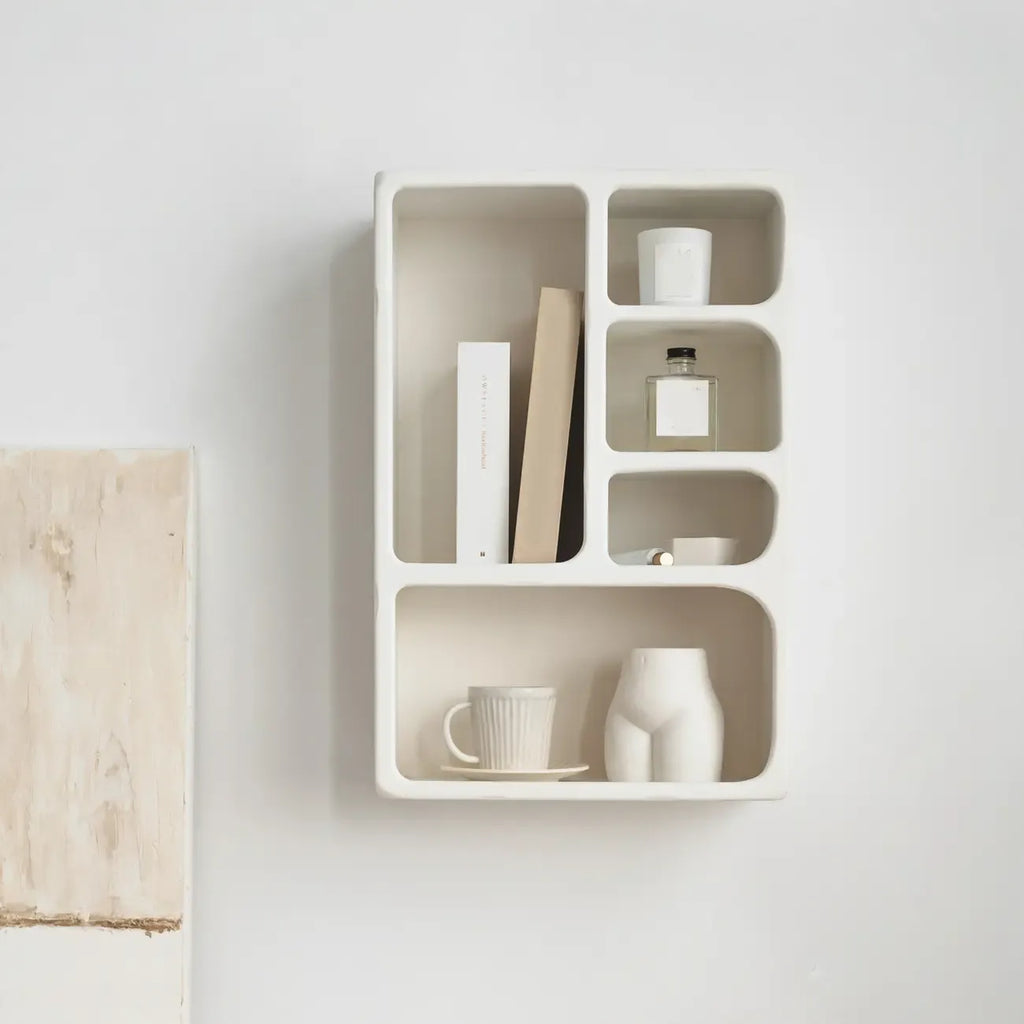 Présentoir mural élégant en bois blanc