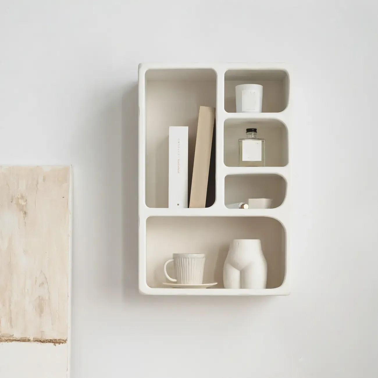 Présentoir mural élégant en bois blanc