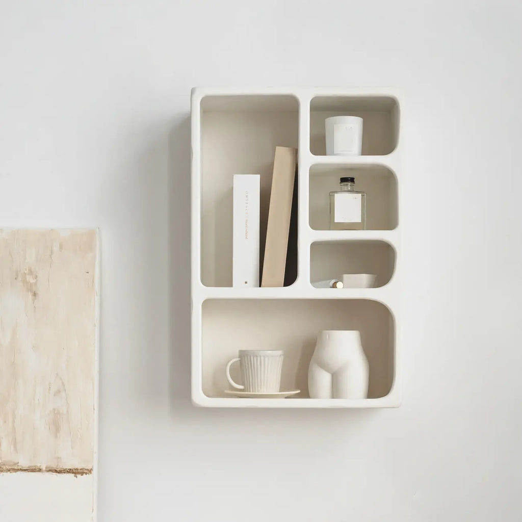 Présentoir mural élégant en bois blanc