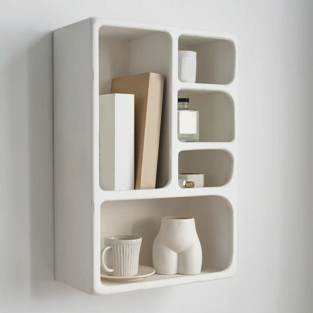 Présentoir mural élégant en bois blanc