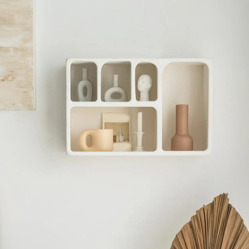 Présentoir mural élégant en bois blanc