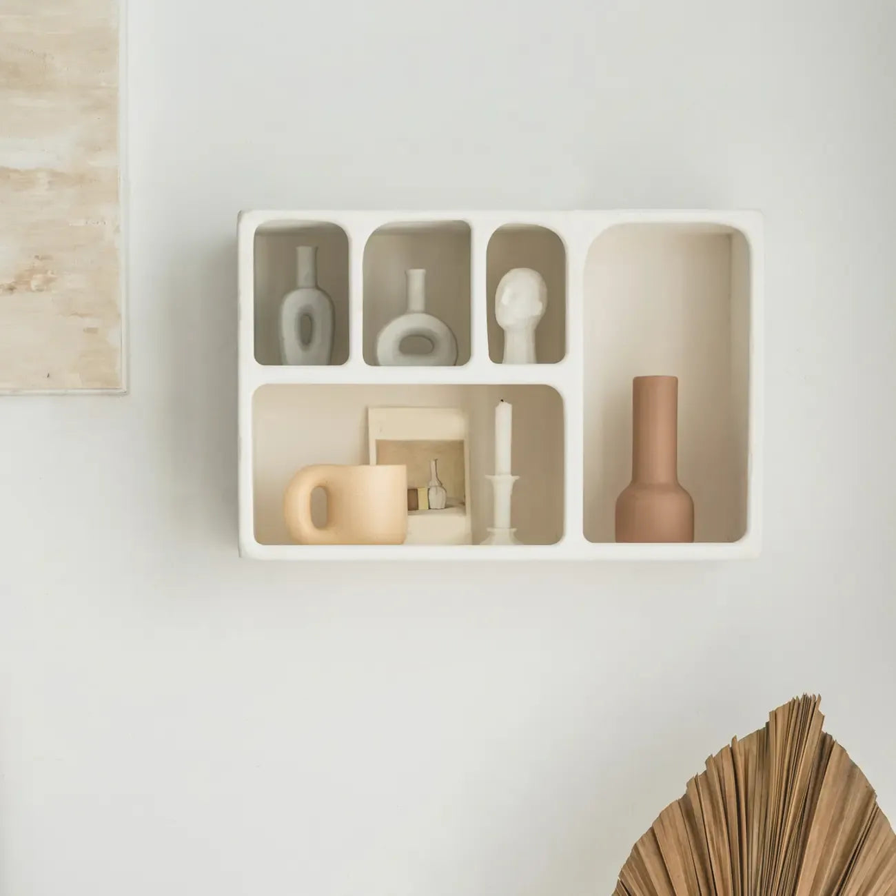 Présentoir mural élégant en bois blanc