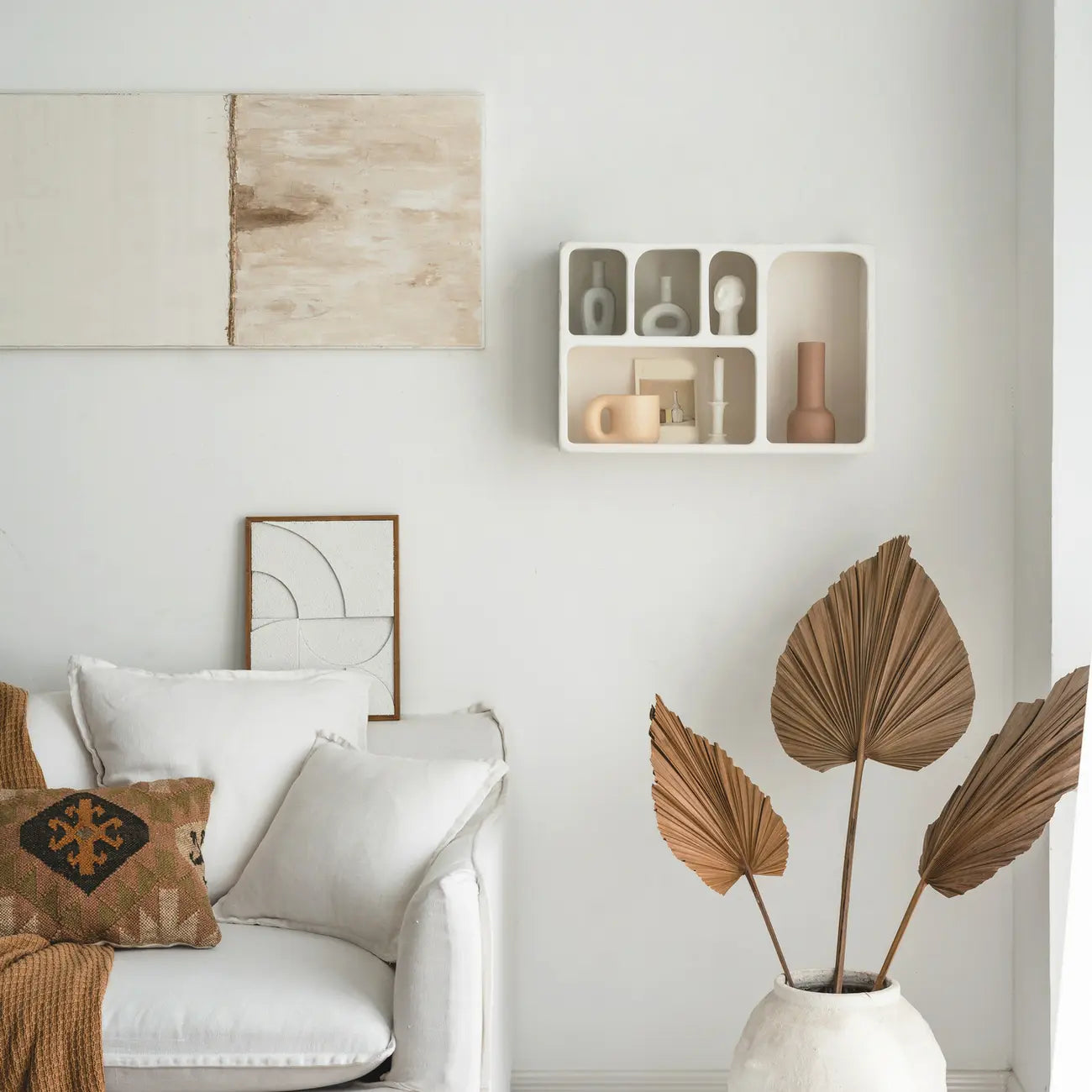 Présentoir mural élégant en bois blanc