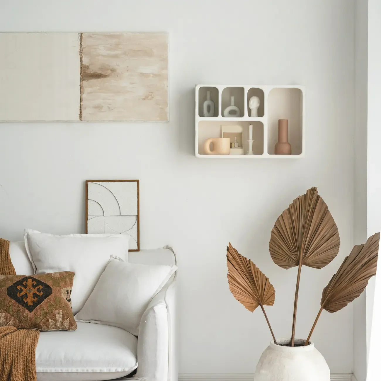 Présentoir mural élégant en bois blanc