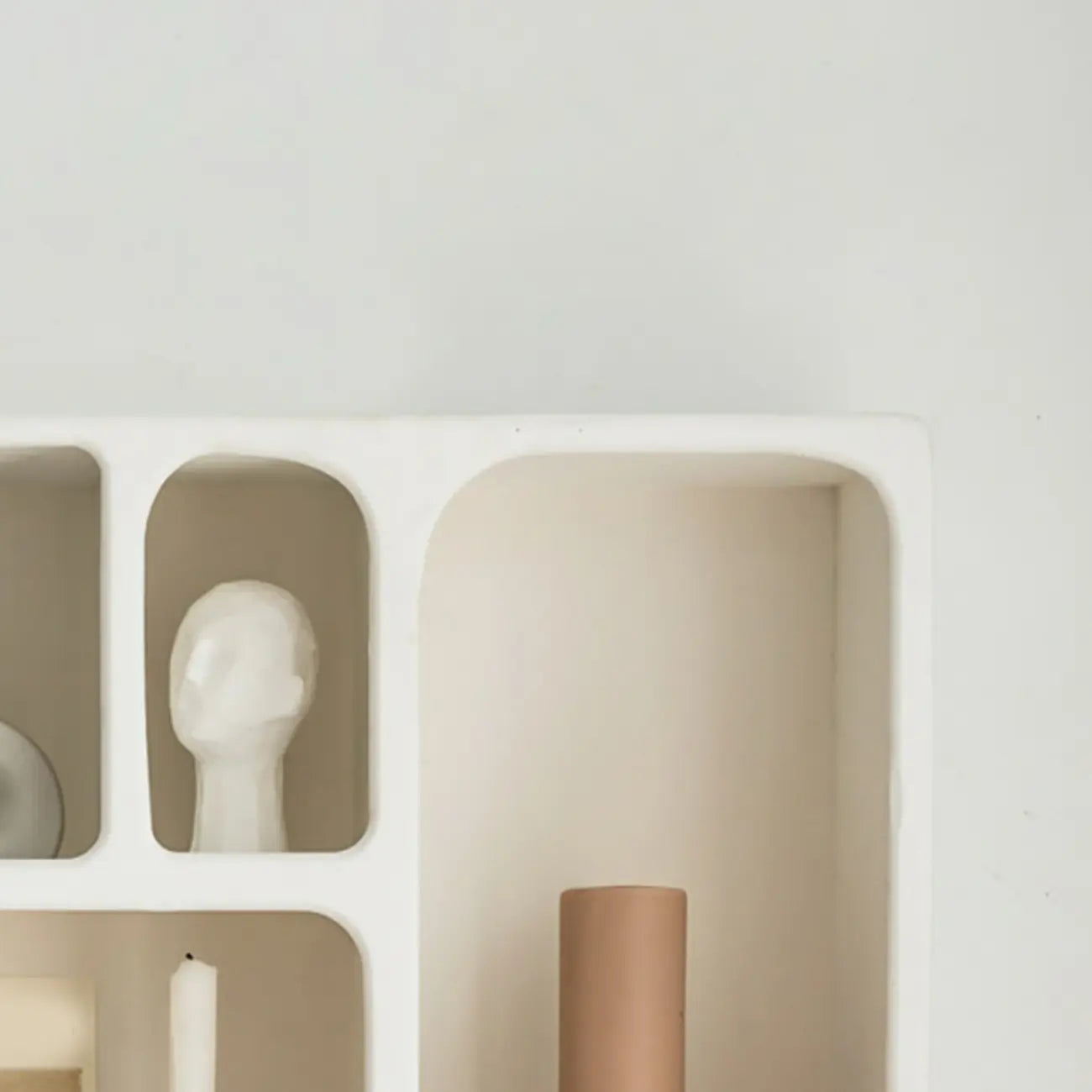 Présentoir mural élégant en bois blanc