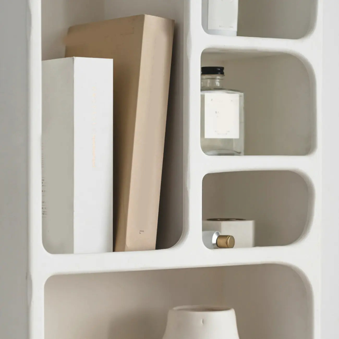 Présentoir mural élégant en bois blanc