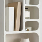 Présentoir mural élégant en bois blanc