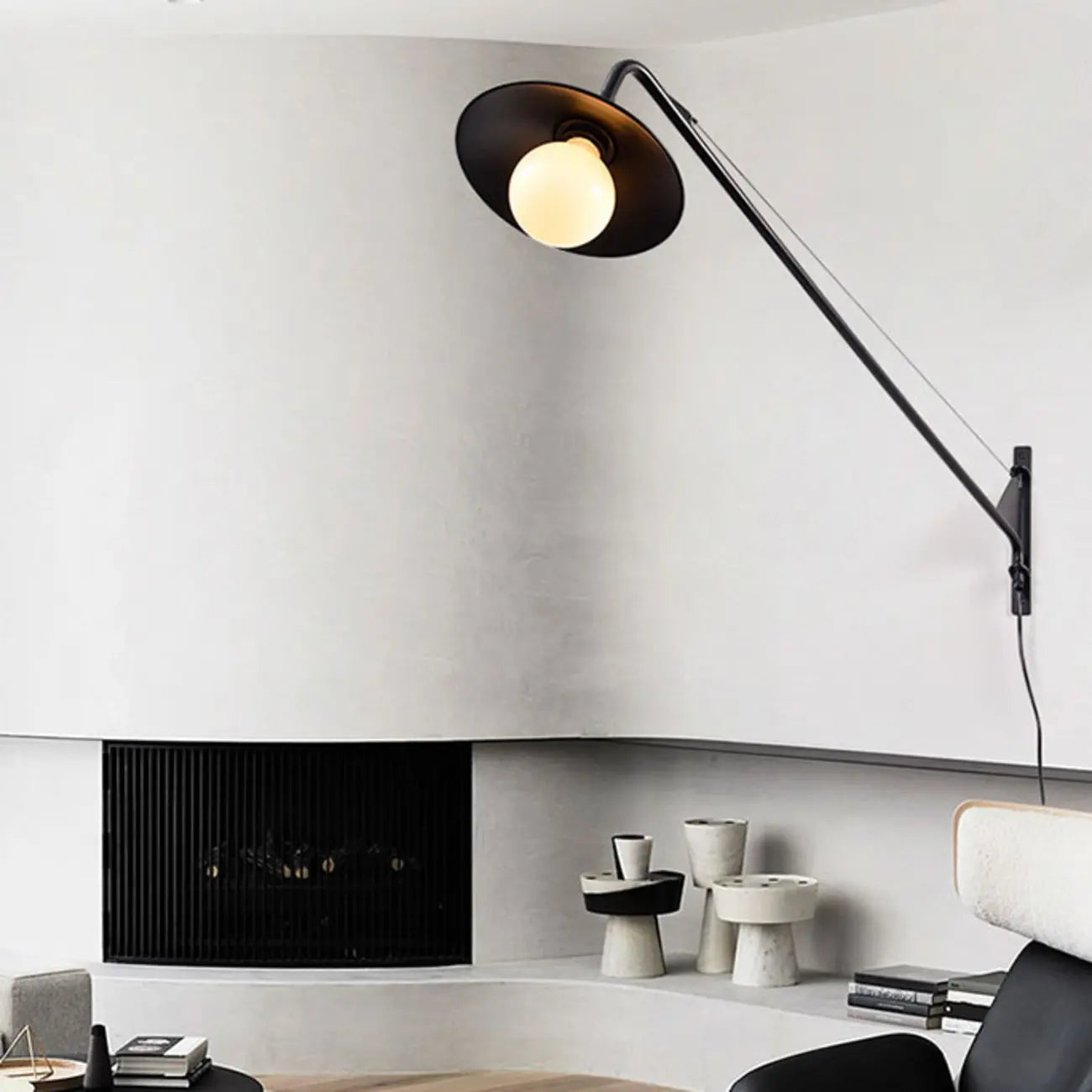 Applique murale minimaliste en métal noir à bras articulé réglable