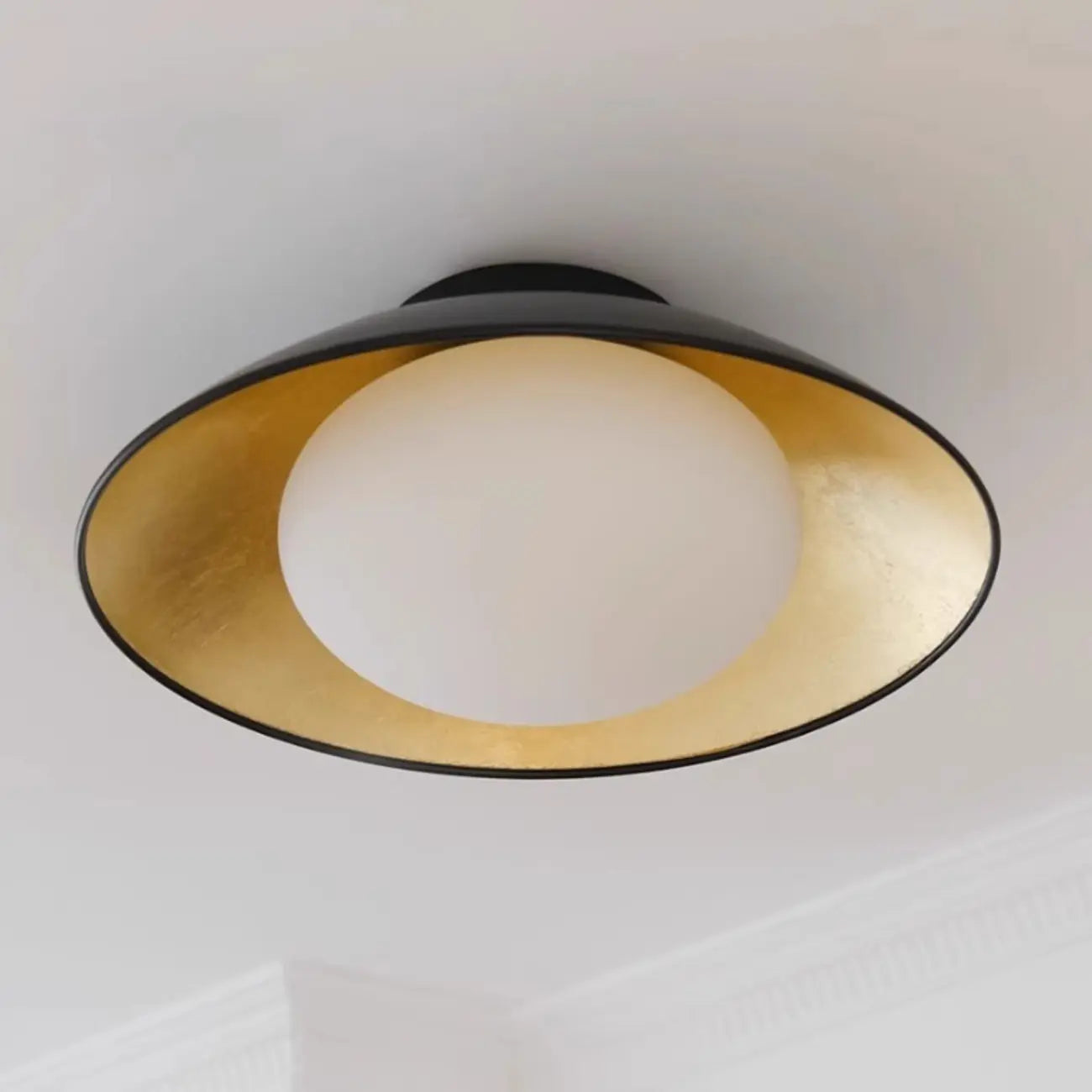 Plafonnier semi-encastré en métal de forme simple grange
