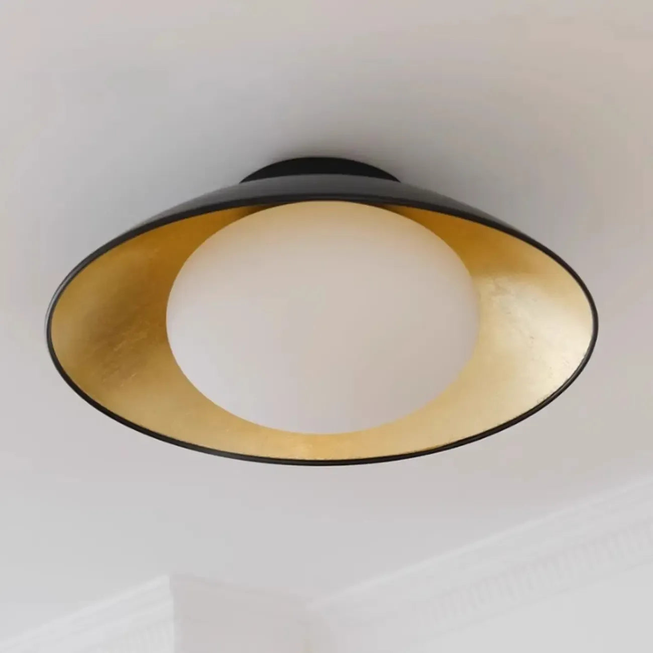 Plafonnier semi-encastré en métal de forme simple grange