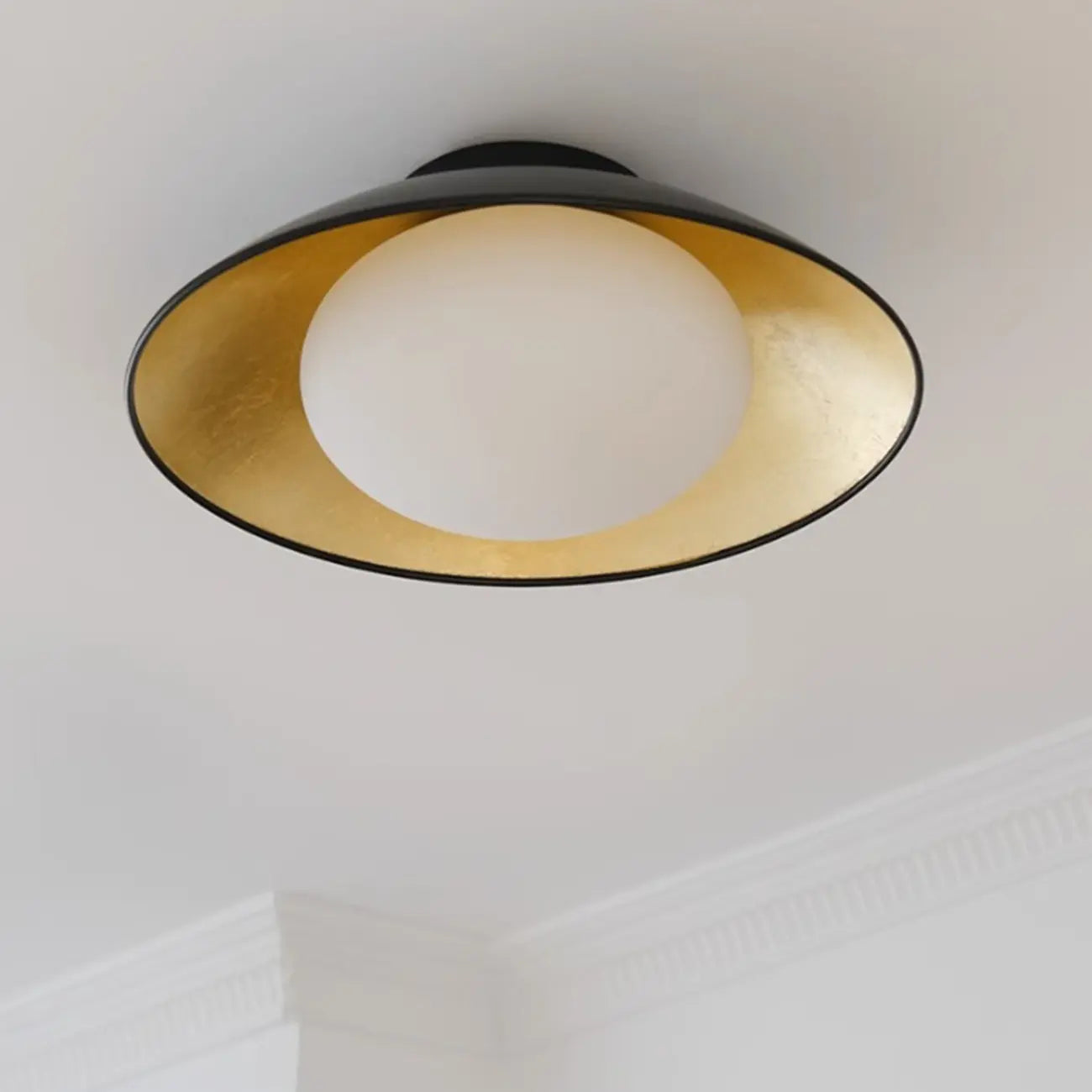Plafonnier semi-encastré en métal de forme simple grange