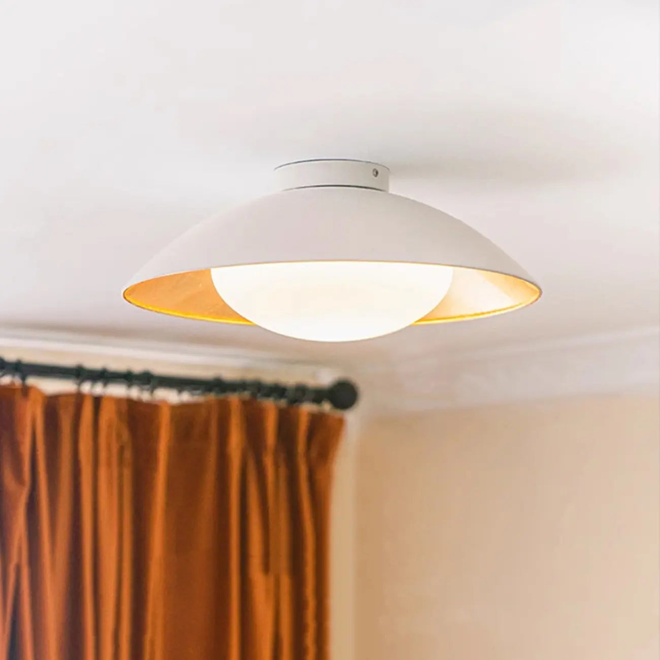 Plafonnier semi-encastré en métal de forme simple grange