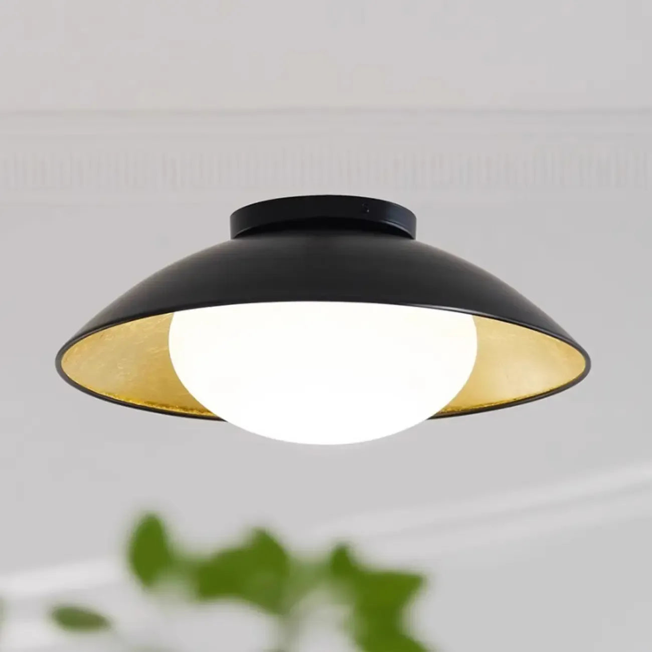 Plafonnier semi-encastré en métal de forme simple grange