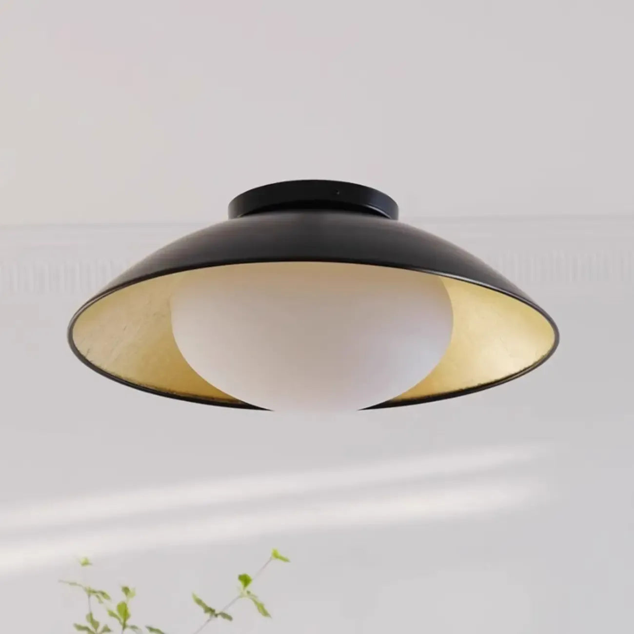Plafonnier semi-encastré en métal de forme simple grange