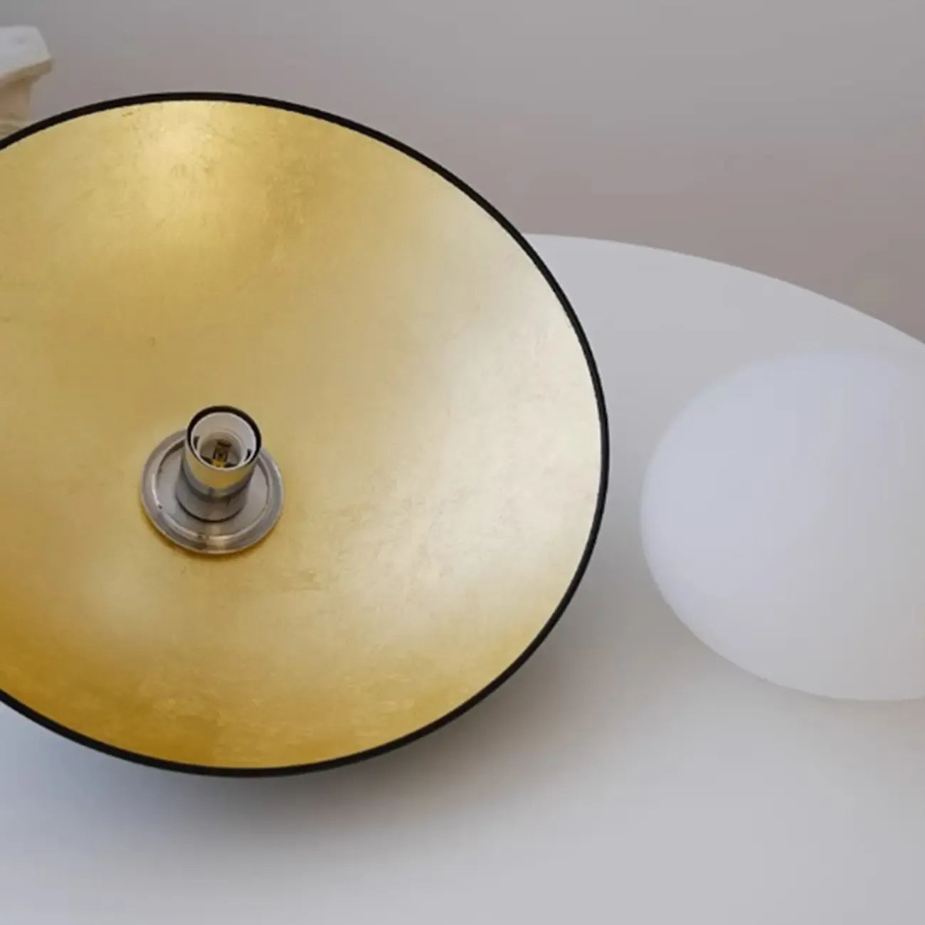 Plafonnier semi-encastré en métal de forme simple grange