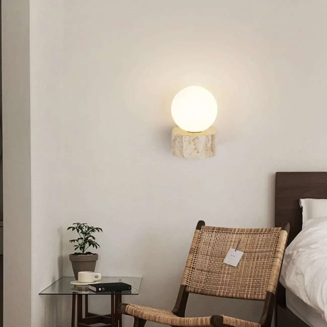 Applique murale moderne en pierre beige à lumière chaude