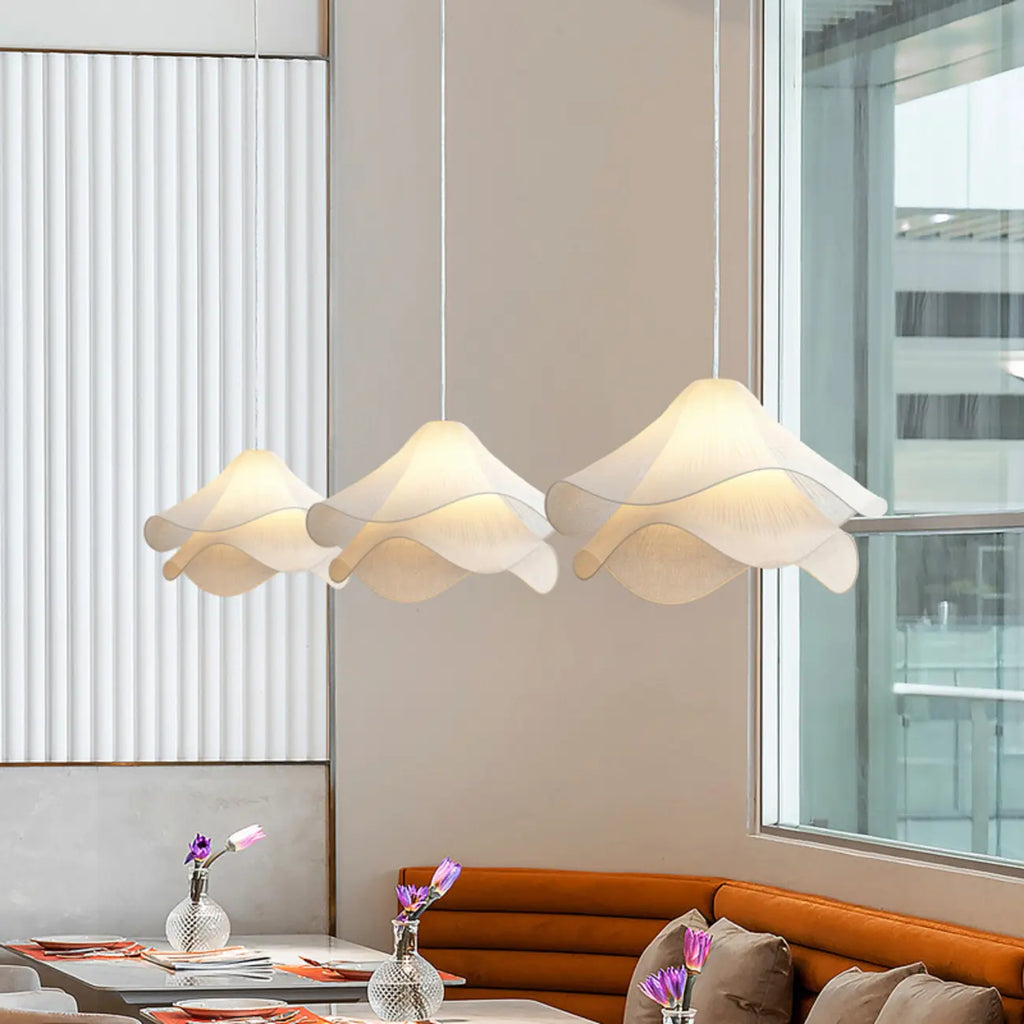 Suspensions à plusieurs niveaux en tissu blanc à pétales pour îlot de cuisine