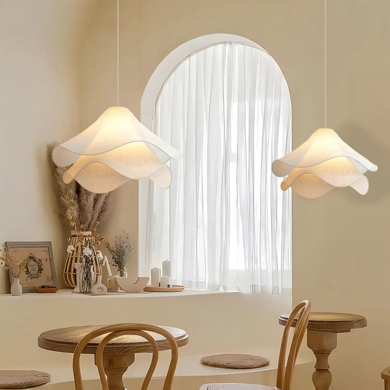 Suspensions à plusieurs niveaux en tissu blanc à pétales pour îlot de cuisine