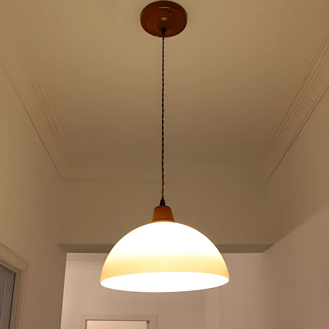 Suspension ronde en verre blanc et corde de bois