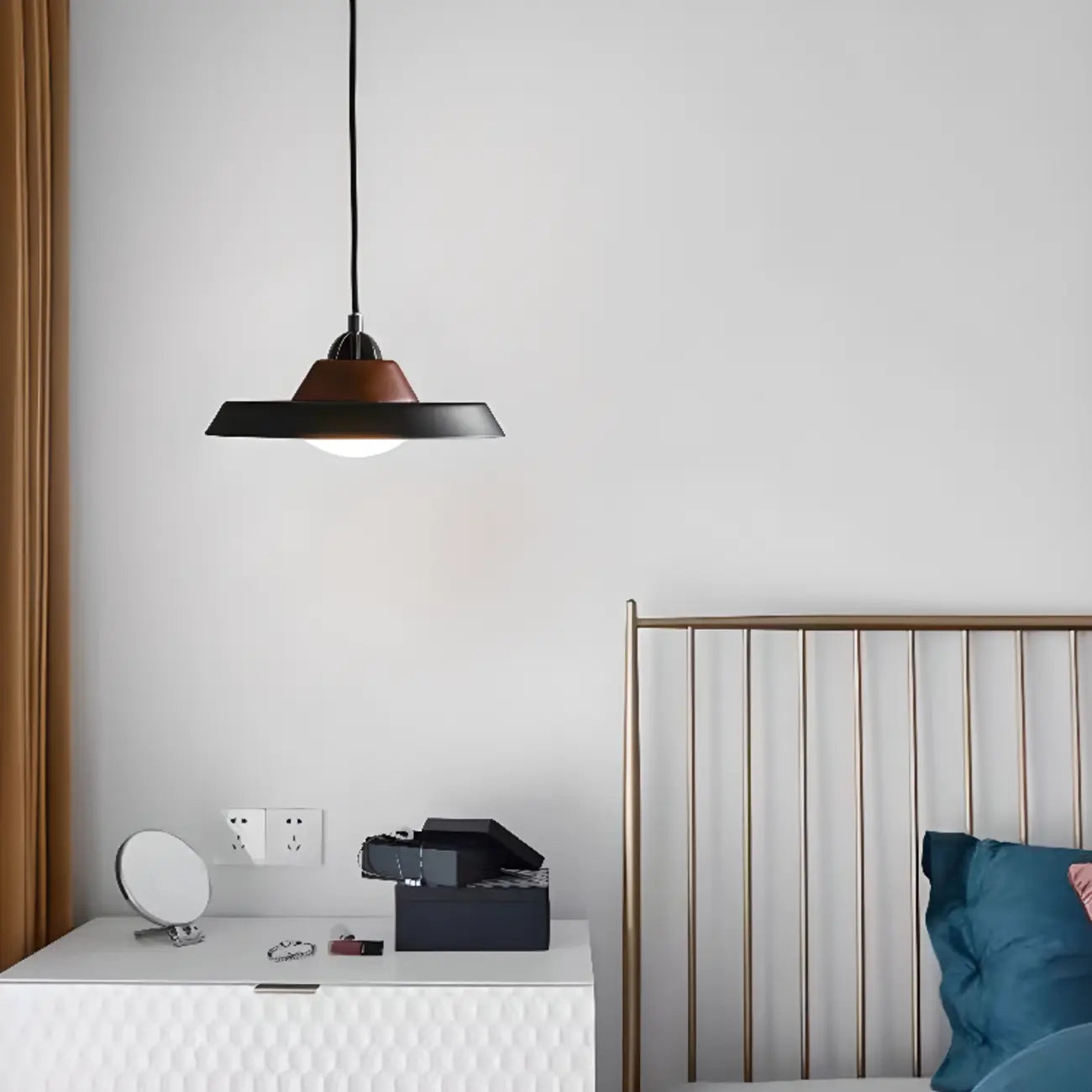 Suspension miniature noire contemporaine avec fer et bois