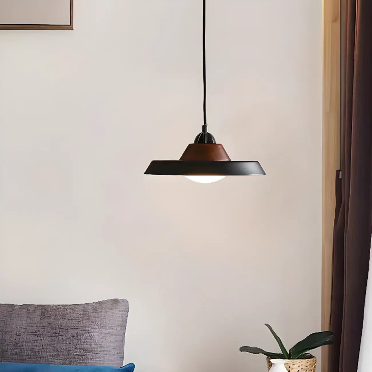 Suspension miniature noire contemporaine avec fer et bois