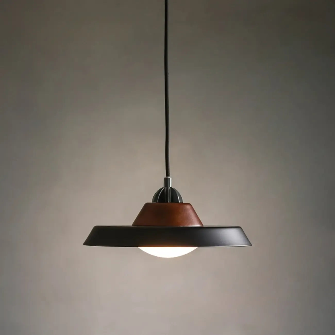 Suspension miniature noire contemporaine avec fer et bois
