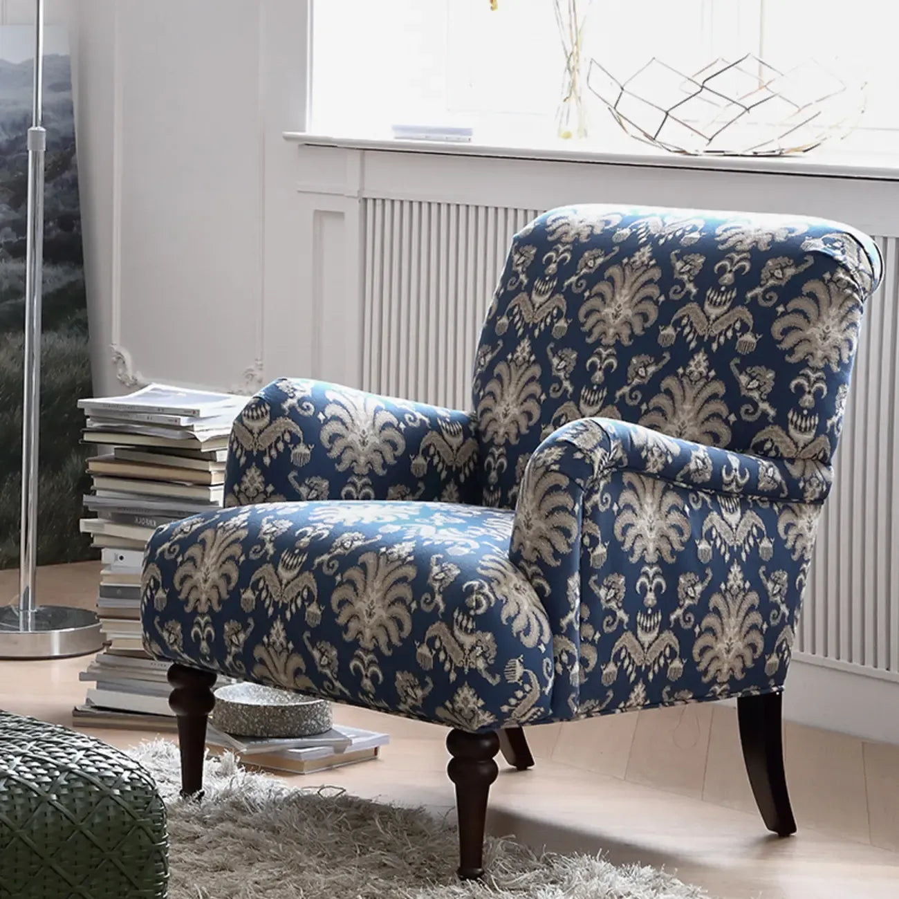 Fauteuil tonneau en tissu rayé bleu céruléen avec accoudoirs