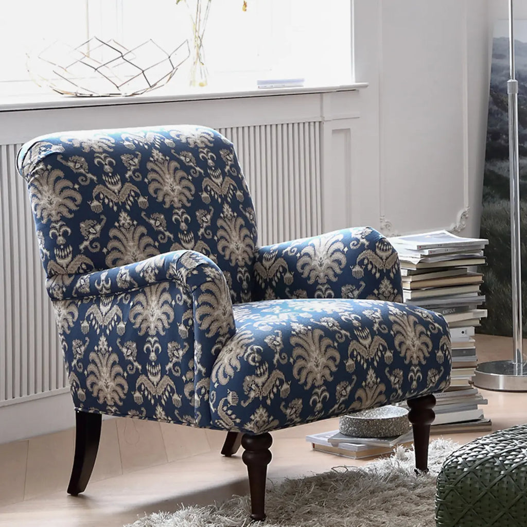 Fauteuil tonneau en tissu rayé bleu céruléen avec accoudoirs