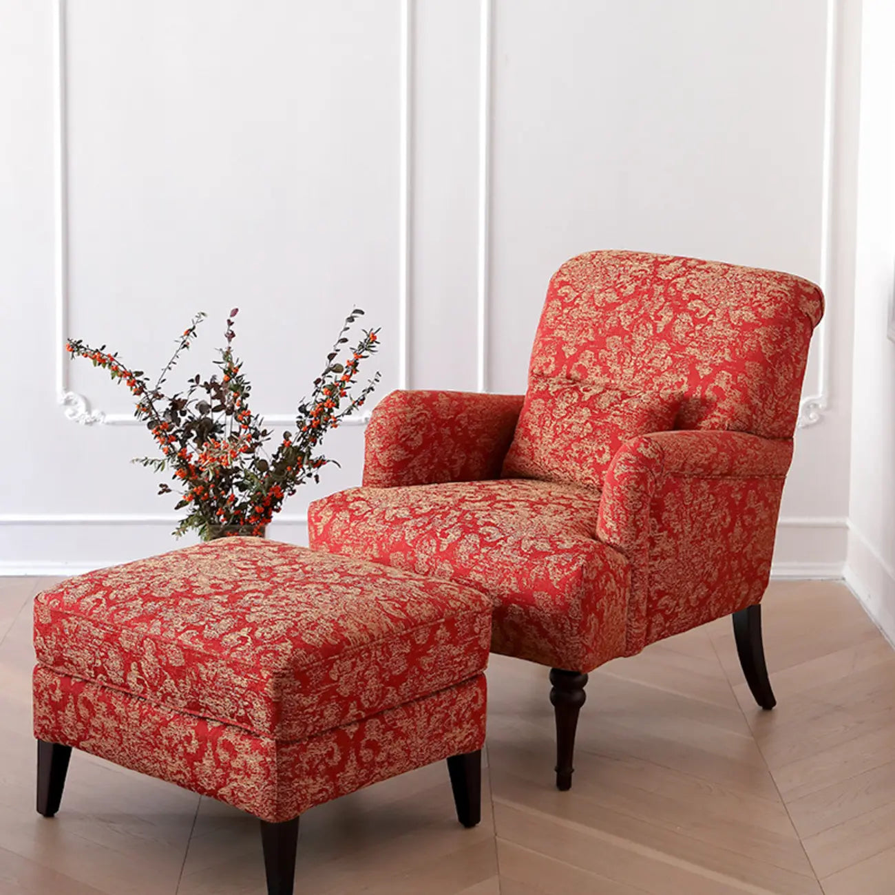 Fauteuil tonneau en tissu rayé bleu céruléen avec accoudoirs