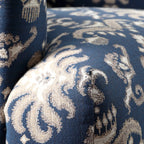 Fauteuil tonneau en tissu rayé bleu céruléen avec accoudoirs