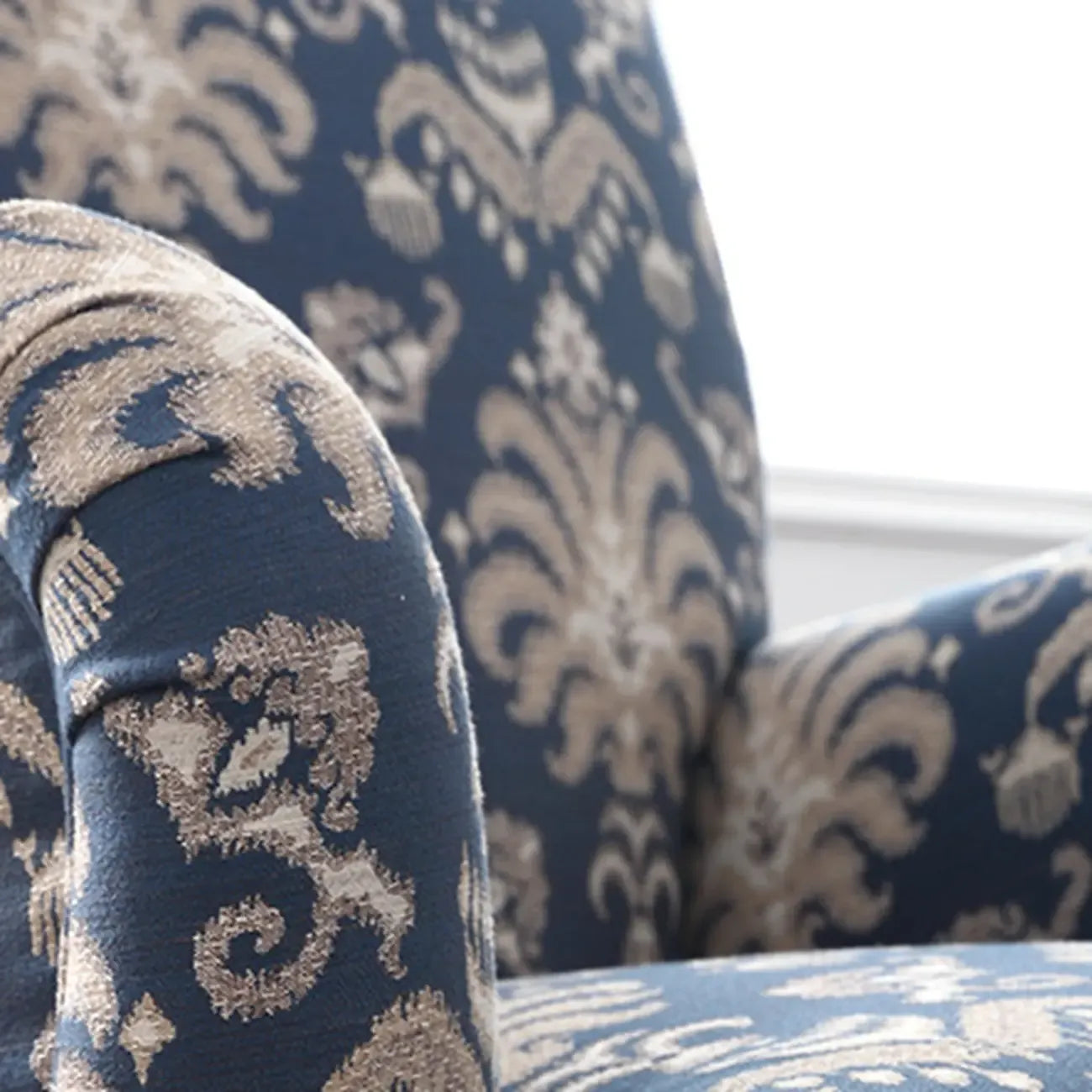 Fauteuil tonneau en tissu rayé bleu céruléen avec accoudoirs