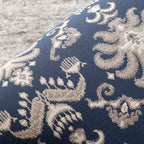 Fauteuil tonneau en tissu rayé bleu céruléen avec accoudoirs