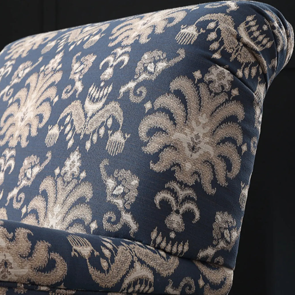 Fauteuil tonneau en tissu rayé bleu céruléen avec accoudoirs