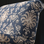 Fauteuil tonneau en tissu rayé bleu céruléen avec accoudoirs