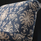 Fauteuil tonneau en tissu rayé bleu céruléen avec accoudoirs