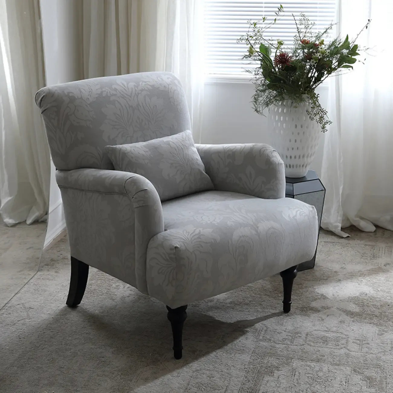 Fauteuil tonneau en tissu rayé bleu céruléen avec accoudoirs