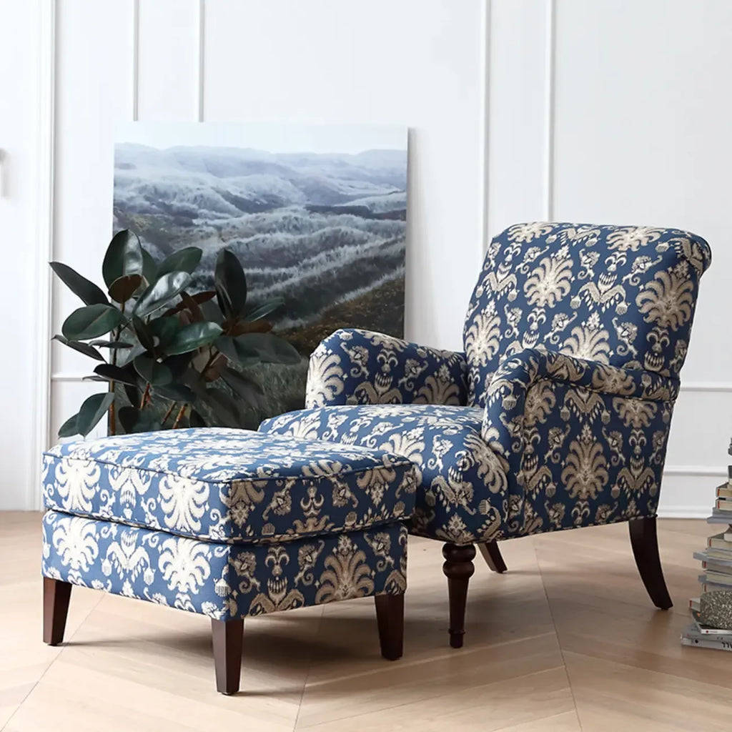 Fauteuil tonneau en tissu rayé bleu céruléen avec accoudoirs