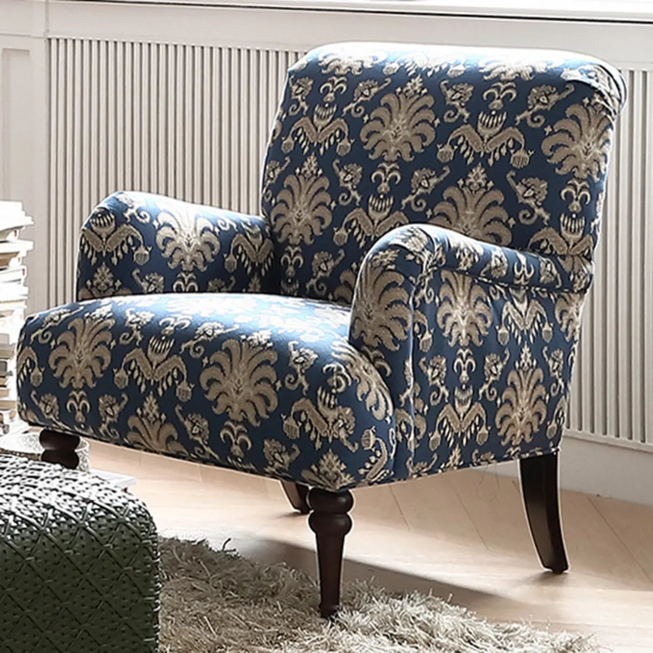 Fauteuil tonneau en tissu rayé bleu céruléen avec accoudoirs