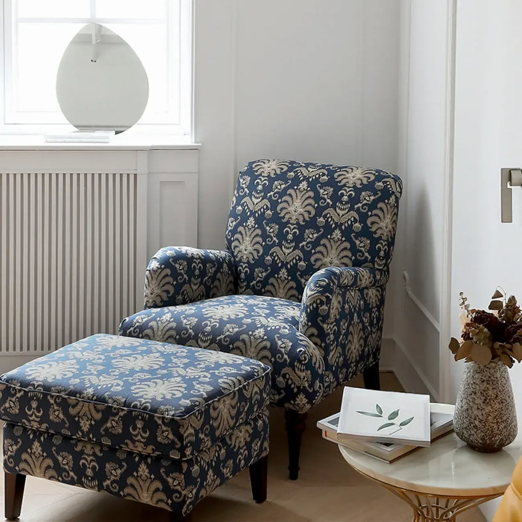 Fauteuil tonneau en tissu rayé bleu céruléen avec accoudoirs