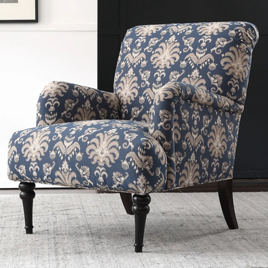 Fauteuil tonneau en tissu rayé bleu céruléen avec accoudoirs