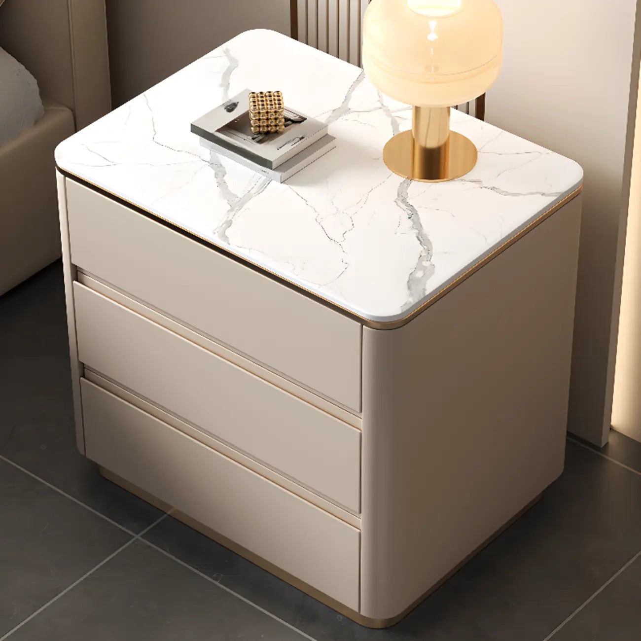 Table de chevet moderne en bois avec plateau en faux marbre et trois tiroirs