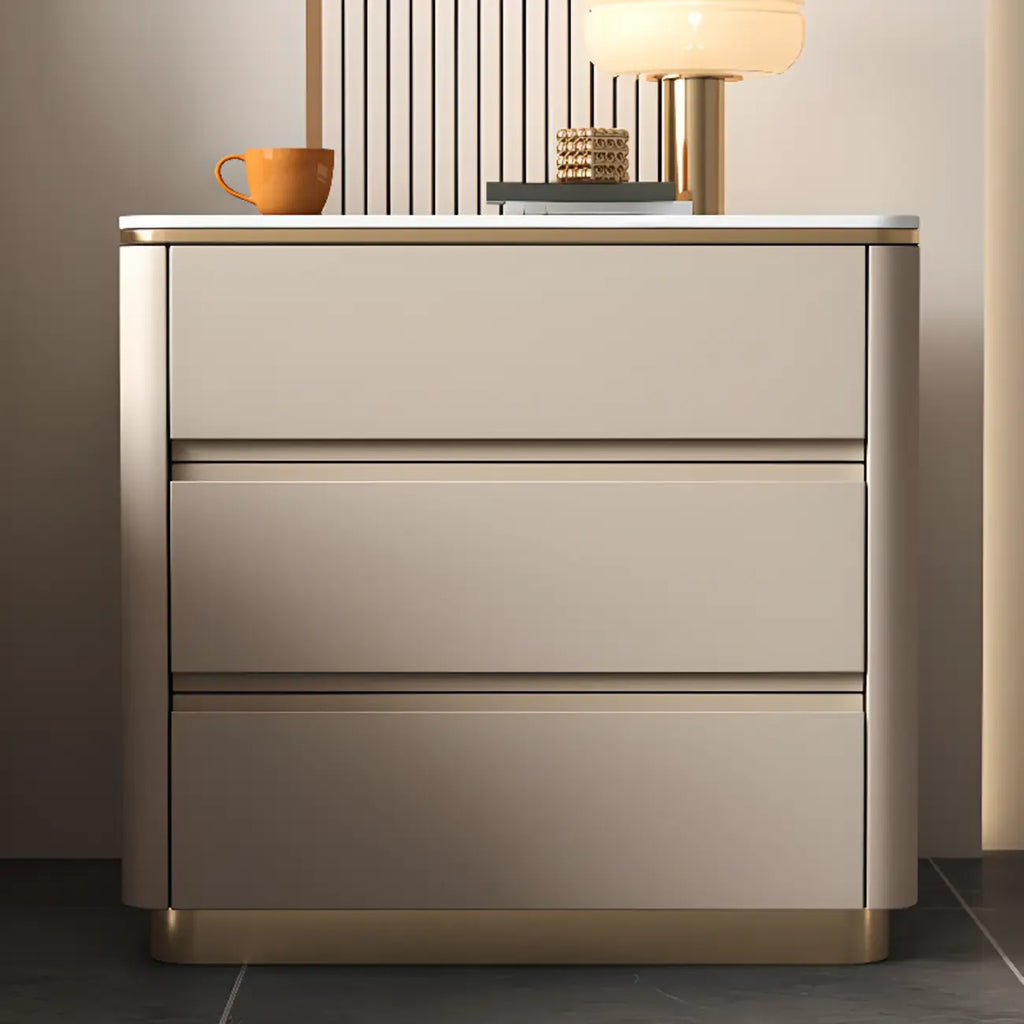 Table de chevet moderne en bois avec plateau en faux marbre et trois tiroirs
