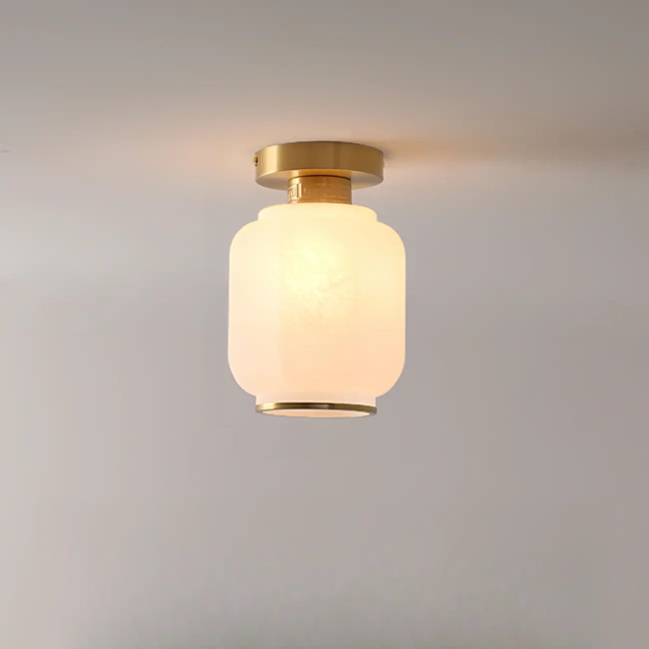 Plafonnier semi-encastré moderne en verre blanc et doré, style tambour.