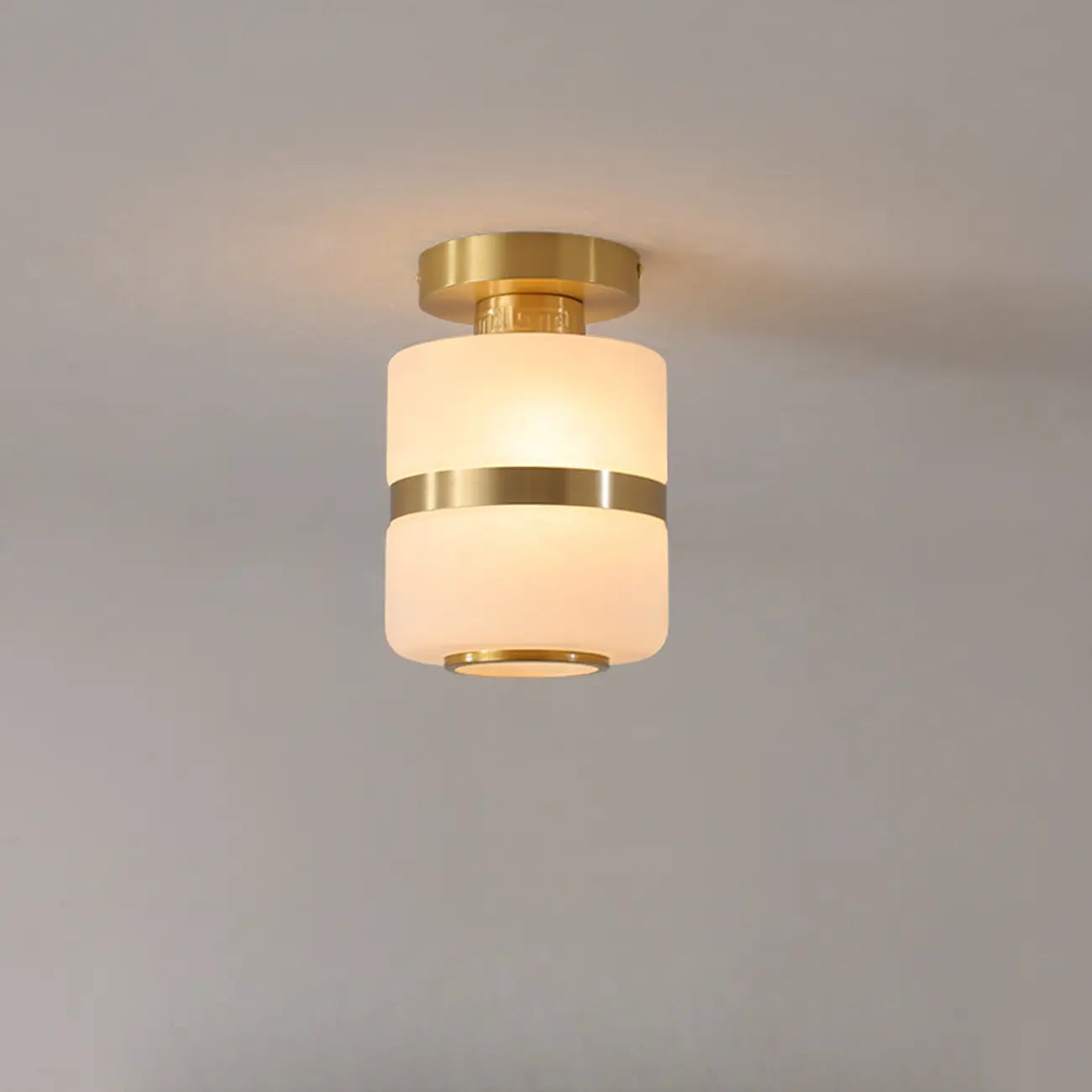 Plafonnier semi-encastré moderne en verre blanc et doré, style tambour.