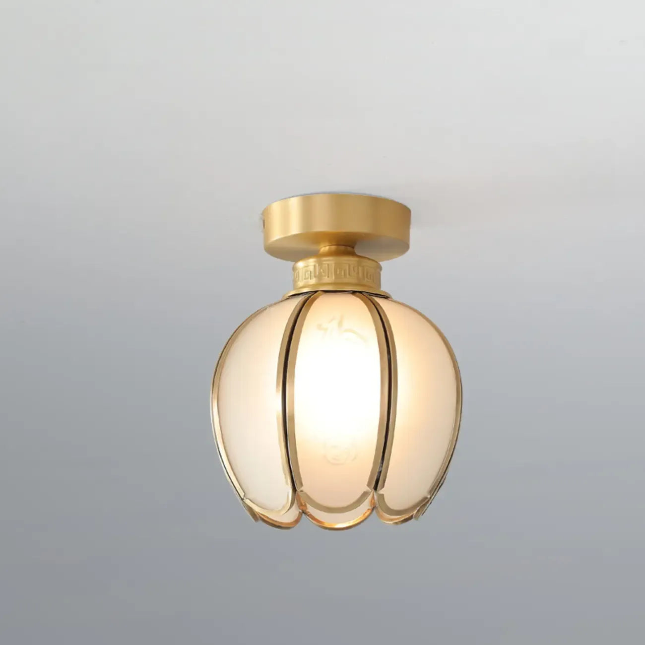 Plafonnier semi-encastré moderne en verre blanc et doré, style tambour.